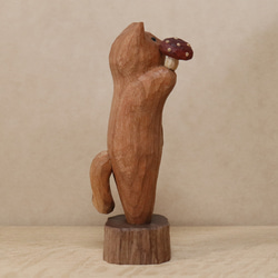 「毒キノコを差し出す猫」猫の木彫り ネコの置物（木材：チェリー、ウォルナットなど）（No.N0013） 10枚目の画像
