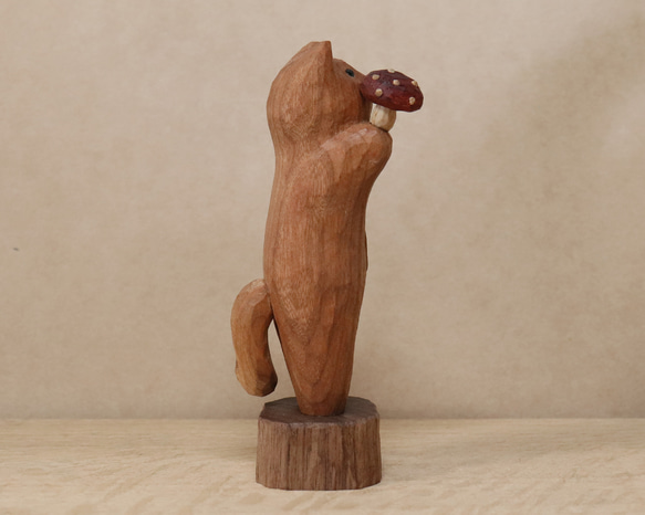 「毒キノコを差し出す猫」猫の木彫り ネコの置物（木材：チェリー、ウォルナットなど）（No.N0013） 10枚目の画像