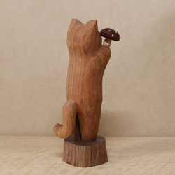 「毒キノコを差し出す猫」猫の木彫り ネコの置物（木材：チェリー、ウォルナットなど）（No.N0013） 9枚目の画像