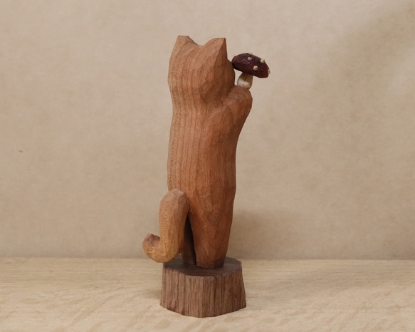 「毒キノコを差し出す猫」猫の木彫り ネコの置物（木材：チェリー、ウォルナットなど）（No.N0013） 9枚目の画像