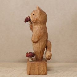 「毒キノコを食べている猫」猫の木彫り ネコの置物（木材：山桜など）（No.N0014） 5枚目の画像