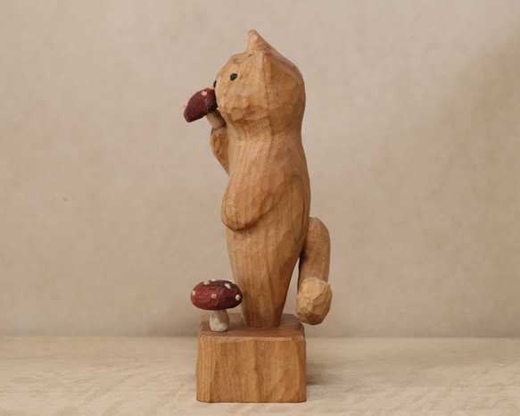 「毒キノコを食べている猫」猫の木彫り ネコの置物（木材：山桜など）（No.N0014） 5枚目の画像