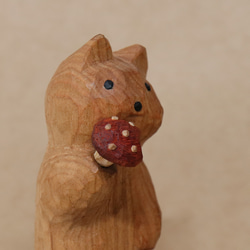 「毒キノコを食べている猫」猫の木彫り ネコの置物（木材：山桜など）（No.N0014） 11枚目の画像