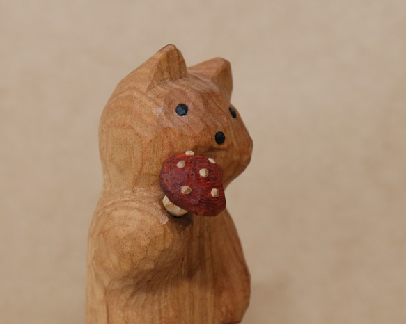 「毒キノコを食べている猫」猫の木彫り ネコの置物（木材：山桜など）（No.N0014） 11枚目の画像