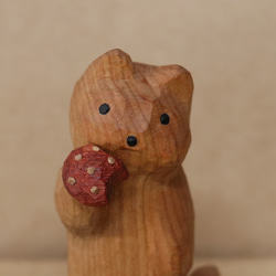 「毒キノコを食べている猫」猫の木彫り ネコの置物（木材：山桜など）（No.N0014） 3枚目の画像