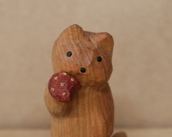 「毒キノコを食べている猫」猫の木彫り ネコの置物（木材：山桜など）（No.N0014） 3枚目の画像
