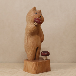 「毒キノコを食べている猫」猫の木彫り ネコの置物（木材：山桜など）（No.N0014） 10枚目の画像
