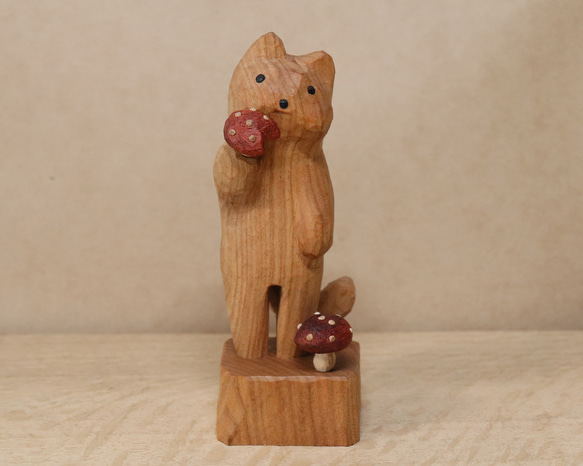 「毒キノコを食べている猫」猫の木彫り ネコの置物（木材：山桜など）（No.N0014） 2枚目の画像