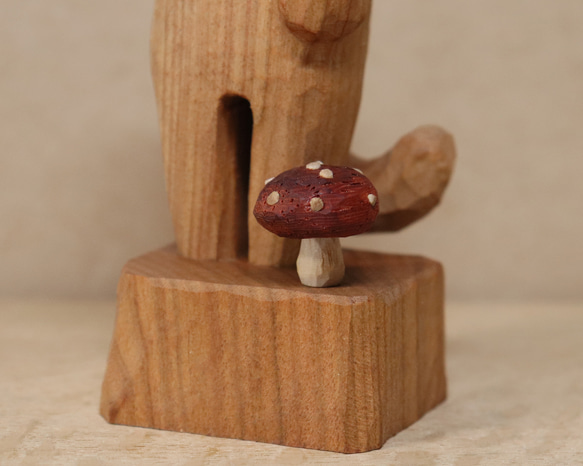 「毒キノコを食べている猫」猫の木彫り ネコの置物（木材：山桜など）（No.N0014） 13枚目の画像
