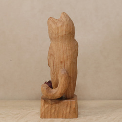 「毒キノコを食べている猫」猫の木彫り ネコの置物（木材：山桜など）（No.N0014） 7枚目の画像