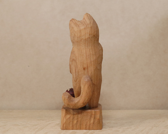 「毒キノコを食べている猫」猫の木彫り ネコの置物（木材：山桜など）（No.N0014） 7枚目の画像
