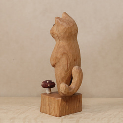 「毒キノコを食べている猫」猫の木彫り ネコの置物（木材：山桜など）（No.N0014） 6枚目の画像