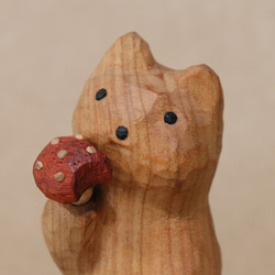 「毒キノコを食べている猫」猫の木彫り ネコの置物（木材：山桜など）（No.N0014） 12枚目の画像