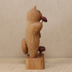 「毒キノコを食べている猫」猫の木彫り ネコの置物（木材：山桜など）（No.N0014） 9枚目の画像