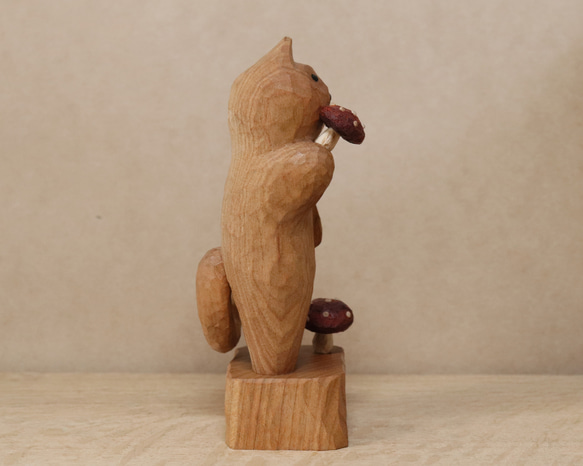 「毒キノコを食べている猫」猫の木彫り ネコの置物（木材：山桜など）（No.N0014） 9枚目の画像