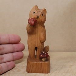 「毒キノコを食べている猫」猫の木彫り ネコの置物（木材：山桜など）（No.N0014） 19枚目の画像