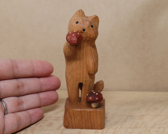 「毒キノコを食べている猫」猫の木彫り ネコの置物（木材：山桜など）（No.N0014） 19枚目の画像