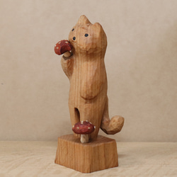 「毒キノコを食べている猫」猫の木彫り ネコの置物（木材：山桜など）（No.N0014） 4枚目の画像