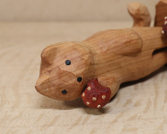 「毒キノコを食べている猫」猫の木彫り ネコの置物（木材：山桜など）（No.N0014） 17枚目の画像
