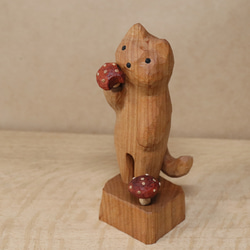 「毒キノコを食べている猫」猫の木彫り ネコの置物（木材：山桜など）（No.N0014） 16枚目の画像