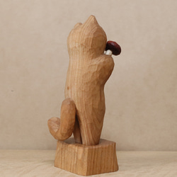 「毒キノコを食べている猫」猫の木彫り ネコの置物（木材：山桜など）（No.N0014） 8枚目の画像