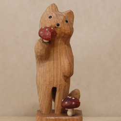 「毒キノコを食べている猫」猫の木彫り ネコの置物（木材：山桜など）（No.N0014） 1枚目の画像