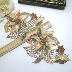 高品質❣  4枚  金糸いり ケミカルレース 刺繍 お花モチーフ  ハンドメイド パーツ　手芸　素材 3枚目の画像