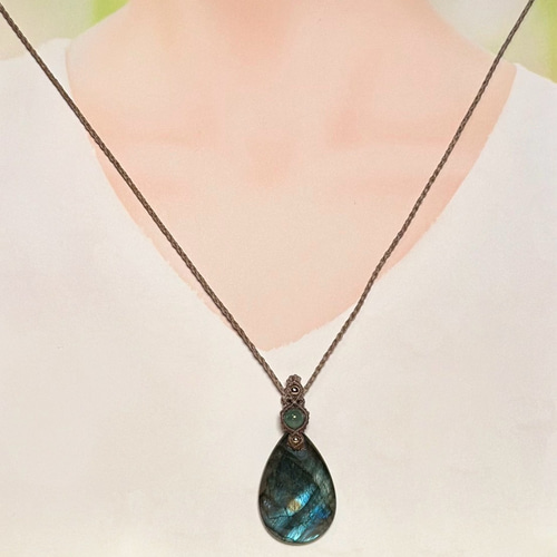 綾翠』ラブラドライトとエメラルドのマクラメペンダント ネックレス