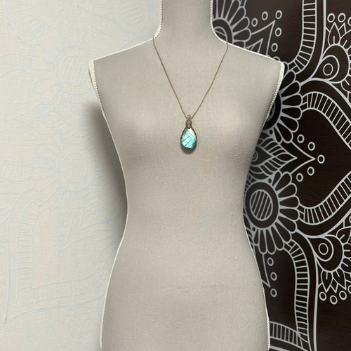 綾翠』ラブラドライトとエメラルドのマクラメペンダント ネックレス