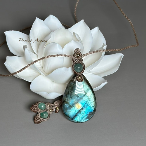 綾翠』ラブラドライトとエメラルドのマクラメペンダント ネックレス