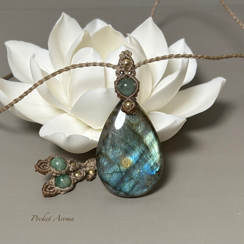 綾翠』ラブラドライトとエメラルドのマクラメペンダント ネックレス