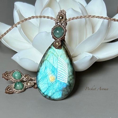 綾翠』ラブラドライトとエメラルドのマクラメペンダント ネックレス