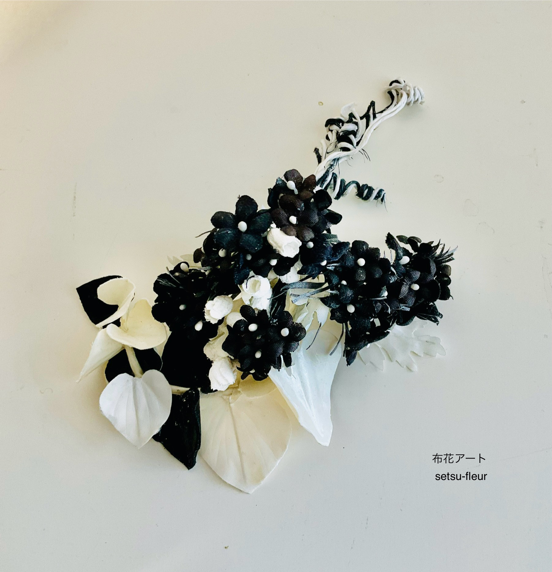 181 Black &White  ユーカリと小さな花