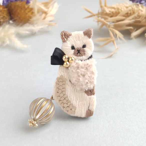 ふりむき猫の刺繍ブローチ(シャム) 1枚目の画像