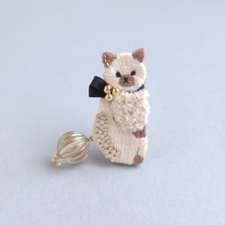 ふりむき猫の刺繍ブローチ(シャム) 2枚目の画像