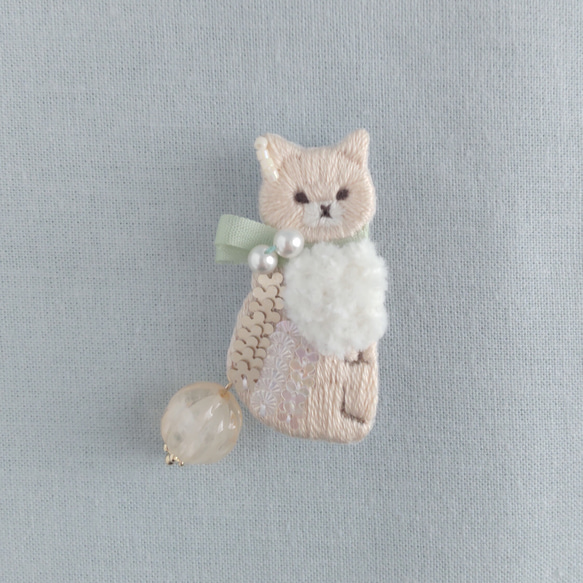 ふりむき猫の刺繍ブローチ(ベージュ) 2枚目の画像