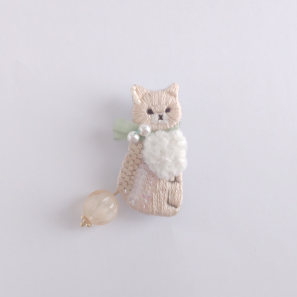 ふりむき猫の刺繍ブローチ(ベージュ) 3枚目の画像