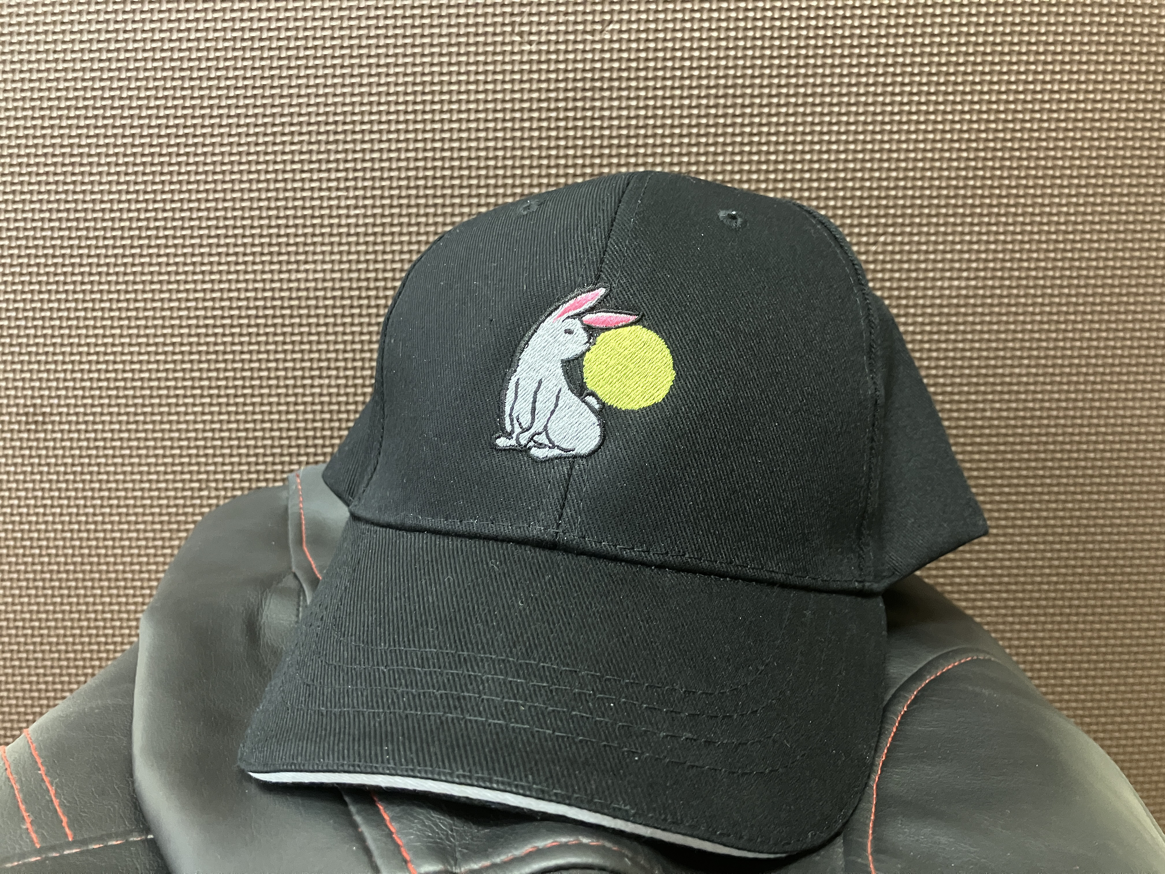 fr2 ぎこちな ウサギ刺繍の黒帽子