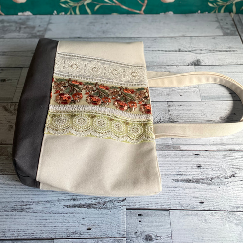 トートバッグ　ハンドメイド　インド刺繍リボン× 帆布　縦23㎝×横33㎝×12㎝ インド刺繍リボンのA4サイズ収納可能！トートバッグ⭐︎訳あり