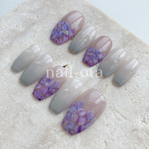 【紫陽花フレンチネイル】 ネイルチップ グラデーションネイル 肌馴染み 紫 パープル 花柄 初夏ネイル 2枚目の画像