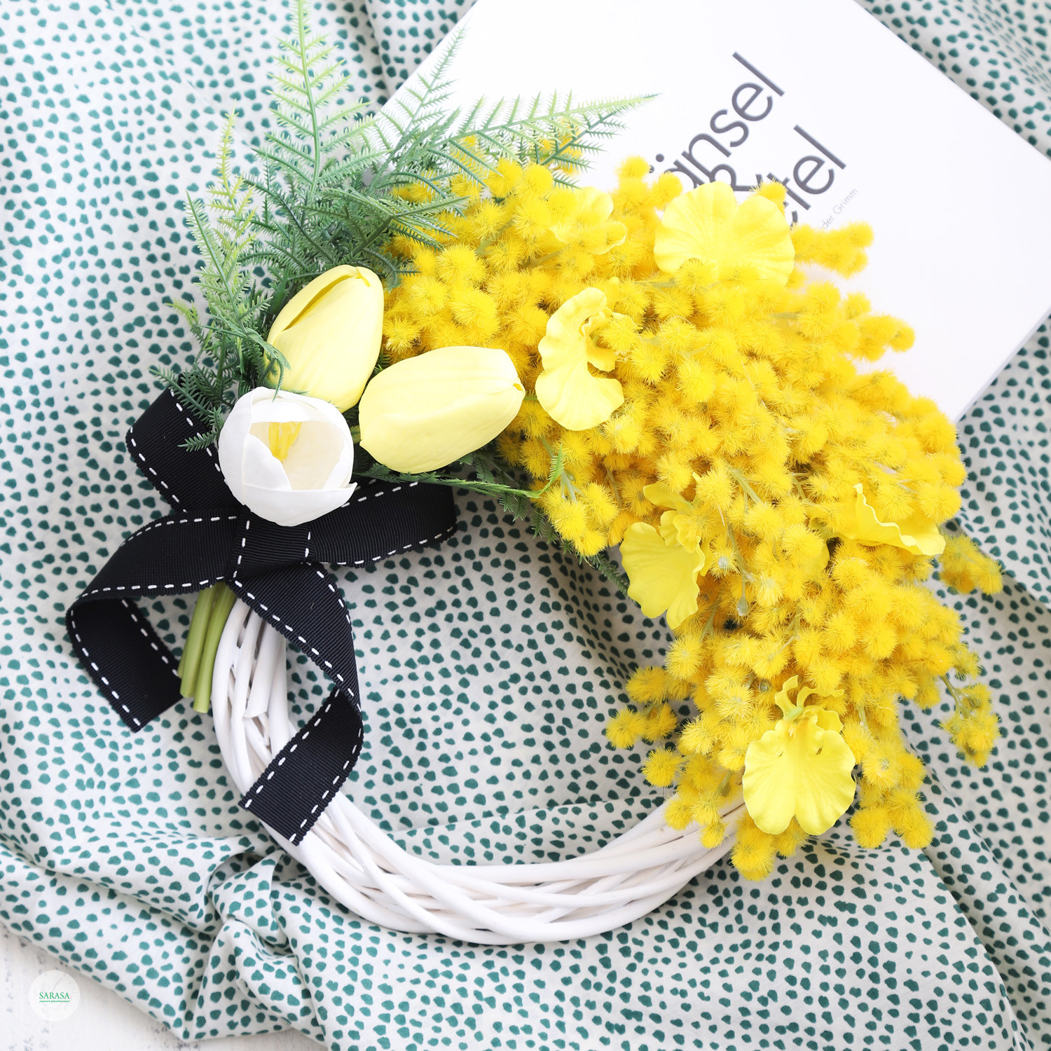 ミモザとチューリップのハーフムーンリース（直径約25cm） 4,296円