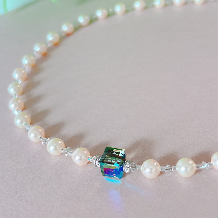 クリスタルパールチョーカー　キューブクリスタルアシメントリー　クリーム系