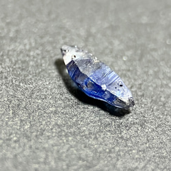 ブルーサファイアクリスタル天然石　0.7ct　 Natural Blue Sapphire Crystal 1枚目の画像