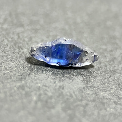 ブルーサファイアクリスタル天然石　0.7ct　 Natural Blue Sapphire Crystal 3枚目の画像