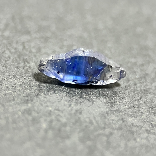 ブルーサファイアクリスタル天然石 0.7ct Natural Blue Sapphire
