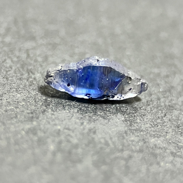 ブルーサファイアクリスタル天然石　0.7ct　 Natural Blue Sapphire Crystal 3枚目の画像