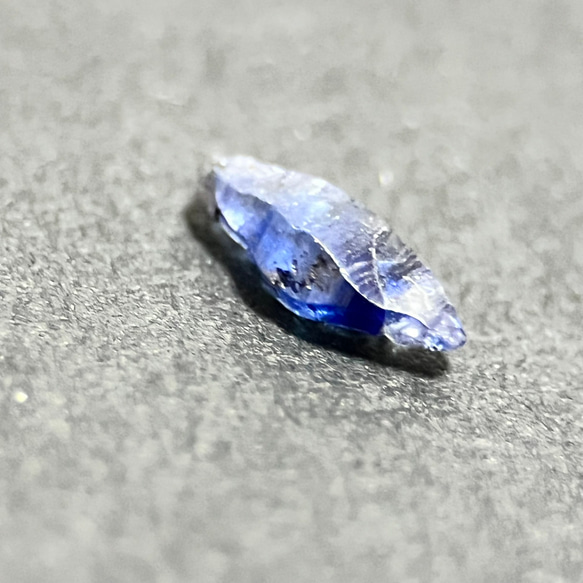 ブルーサファイアクリスタル天然石　0.7ct　 Natural Blue Sapphire Crystal 7枚目の画像