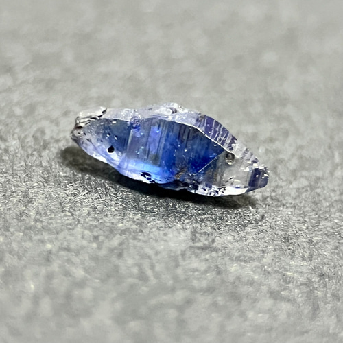 ブルーサファイアクリスタル天然石 0.7ct Natural Blue Sapphire