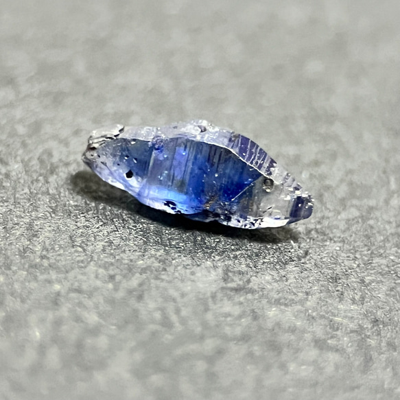 ブルーサファイアクリスタル天然石　0.7ct　 Natural Blue Sapphire Crystal 2枚目の画像