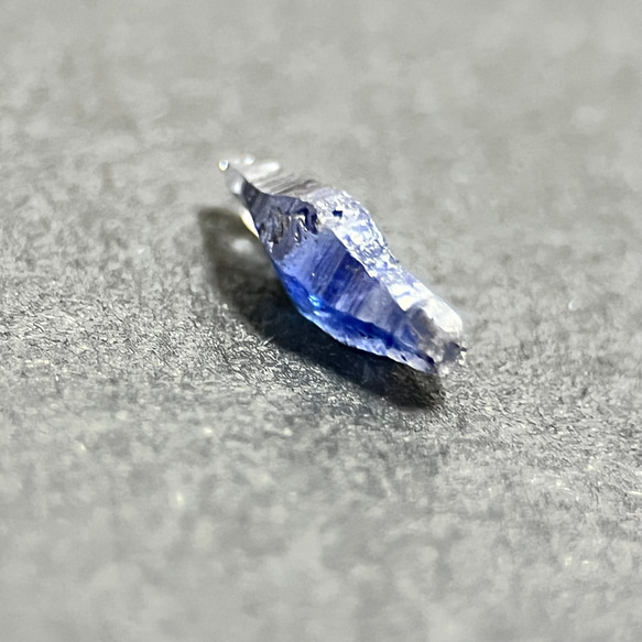 ブルーサファイアクリスタル天然石　0.7ct　 Natural Blue Sapphire Crystal 6枚目の画像